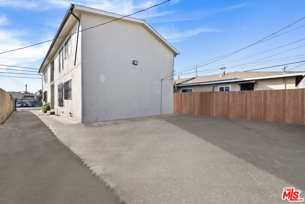 233 W Century Boulevard Property Photo 6