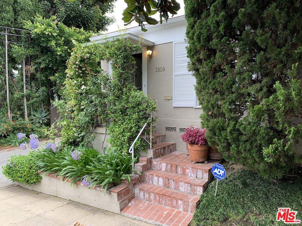 1309 Warnall Avenue Property Photo 3