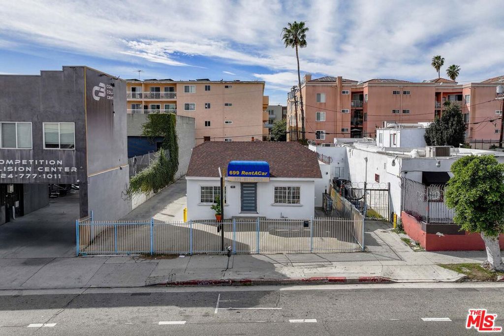 1415 N La Brea Avenue Property Photo 2