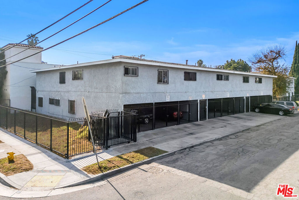 1714 E San Luis Street Property Photo 2