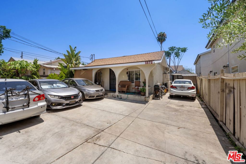 1572 Ricardo Street Property Photo 3