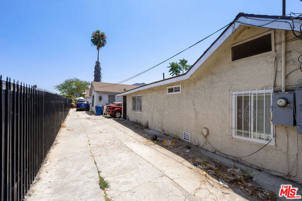 1572 Ricardo Street Property Photo 4