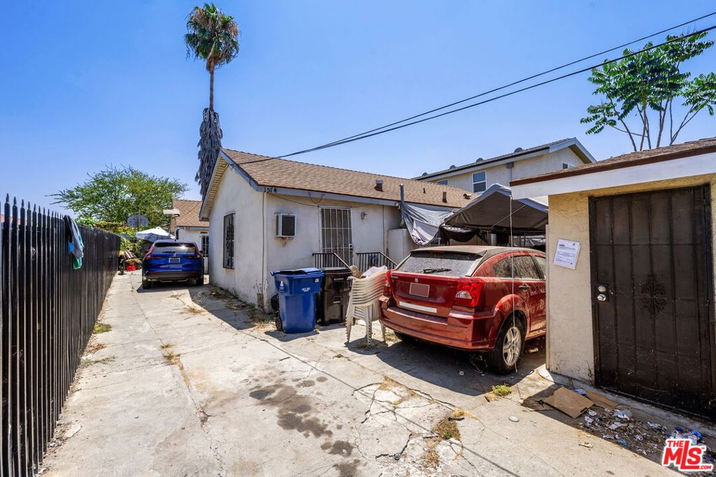 1572 Ricardo Street Property Photo 5