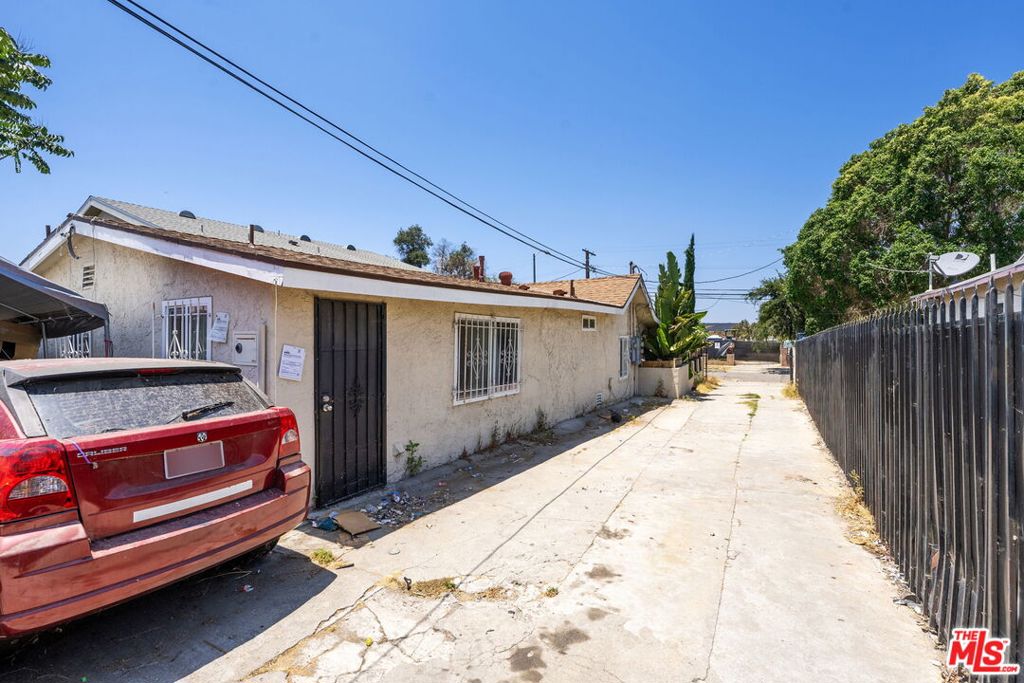 1572 Ricardo Street Property Photo 6