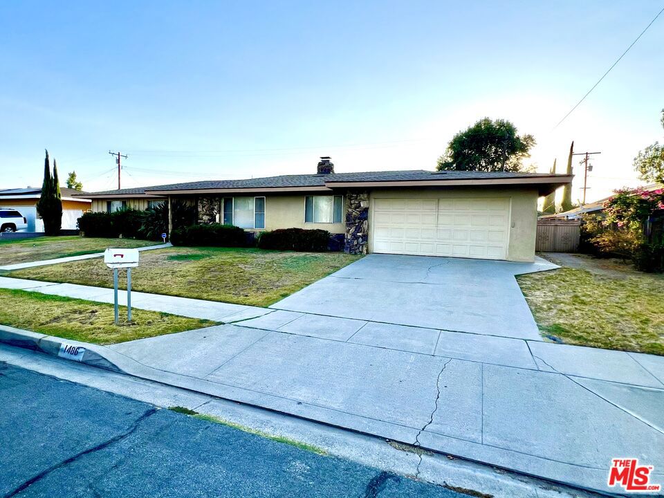 1486 N Ash Avenue Property Photo 2