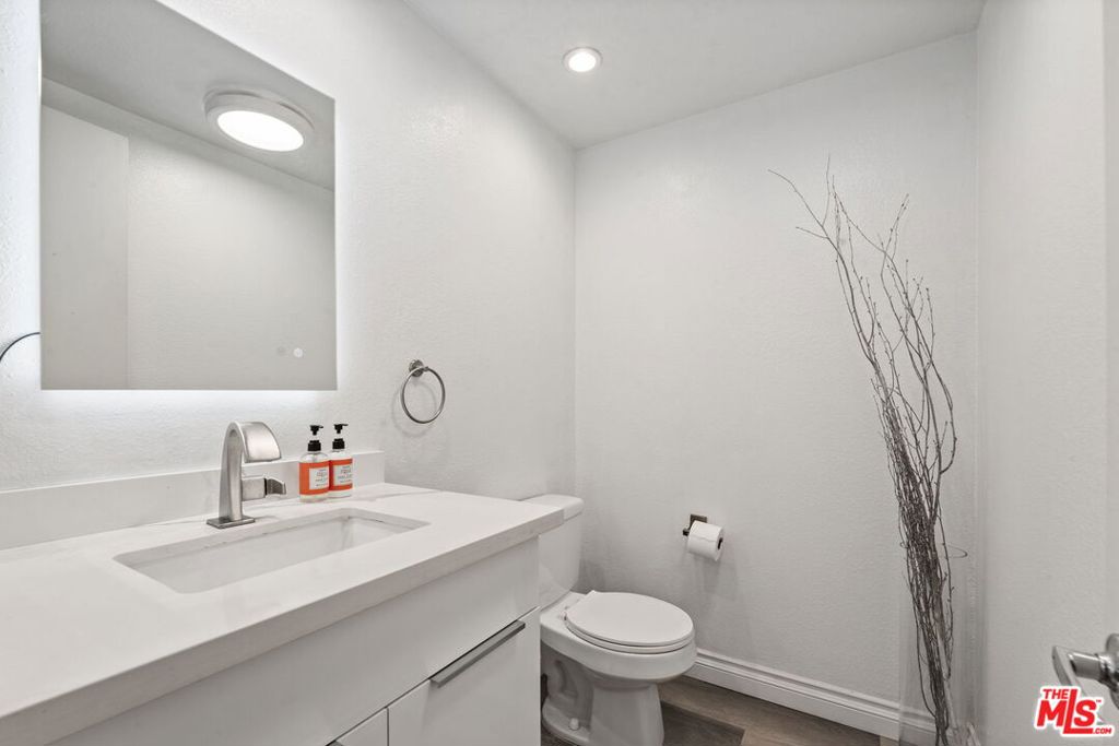 321 S San Vicente Boulevard 101 Property Photo 7