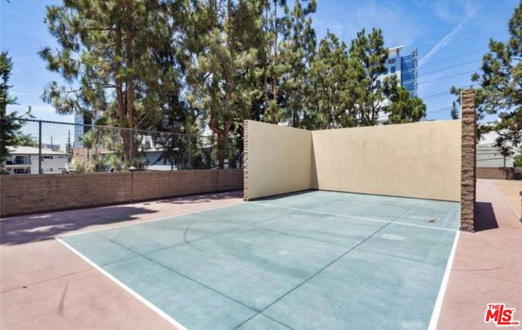 321 S San Vicente Boulevard 101 Property Photo 16