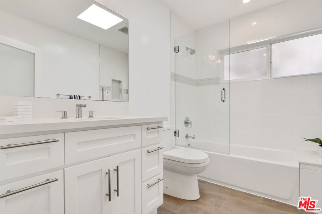 811 N West Knoll Drive Property Photo 8