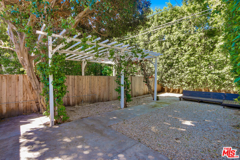 811 N West Knoll Drive Property Photo 12