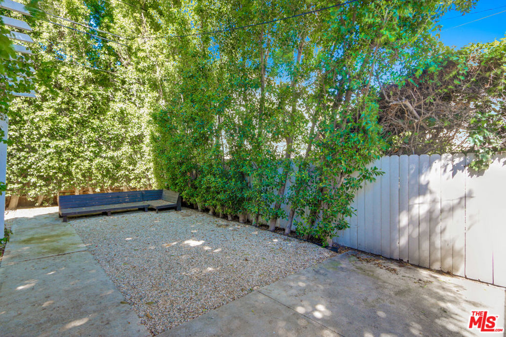 811 N West Knoll Drive Property Photo 13
