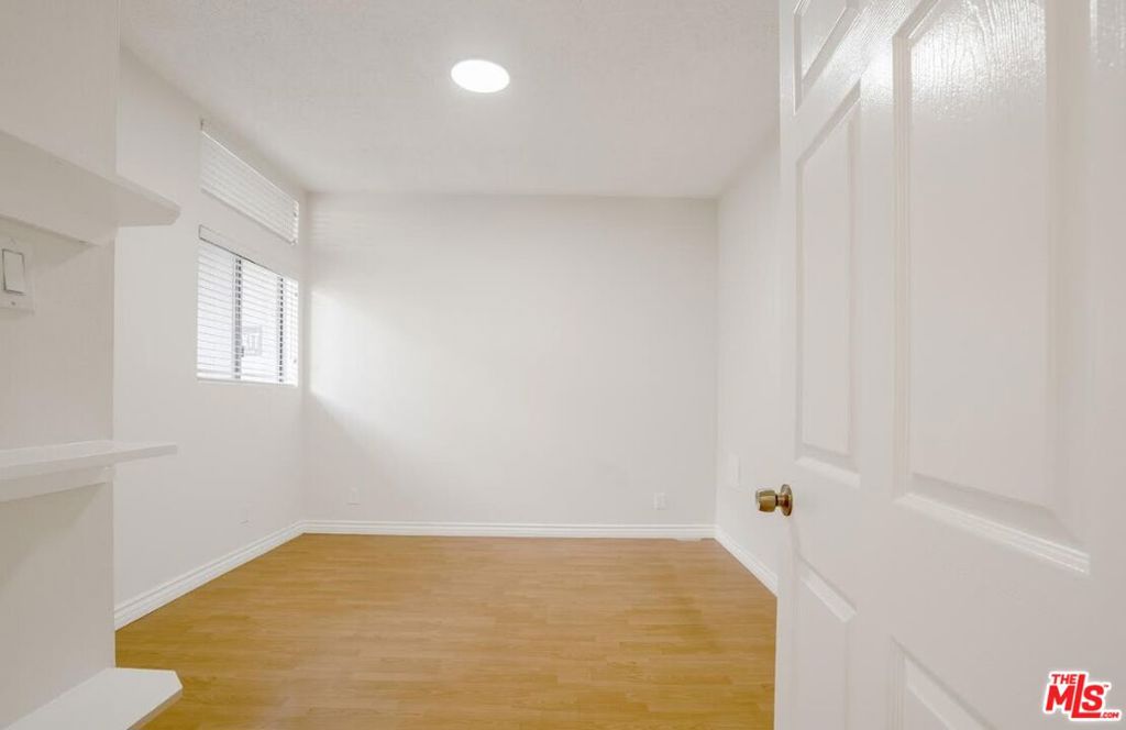 729 S Hobart Boulevard 18 Property Photo 3