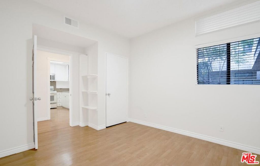 729 S Hobart Boulevard 18 Property Photo 6