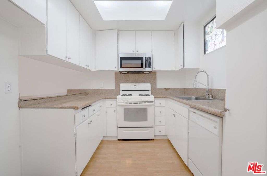 729 S Hobart Boulevard 18 Property Photo 13