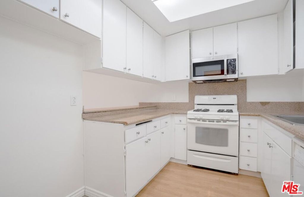 729 S Hobart Boulevard 18 Property Photo 14