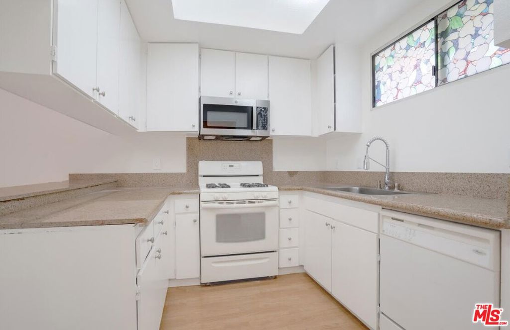 729 S Hobart Boulevard 18 Property Photo 15