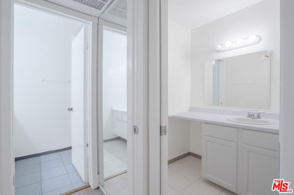 729 S Hobart Boulevard 18 Property Photo 17