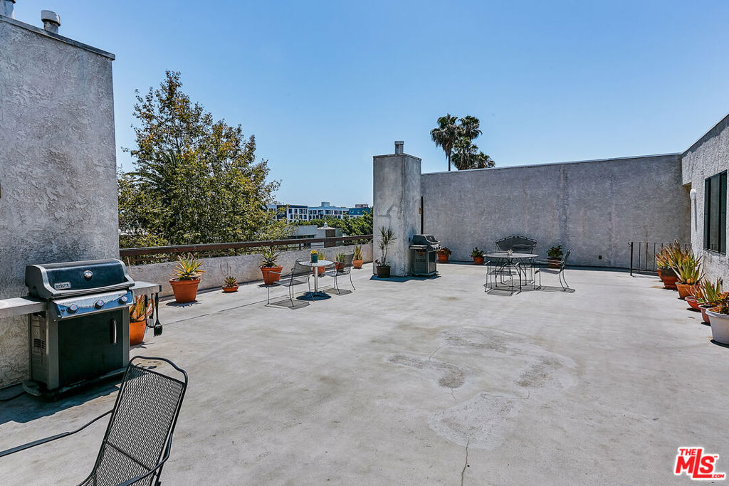 729 S Hobart Boulevard 18 Property Photo 32