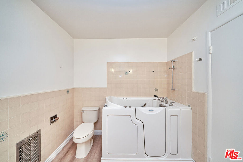 12129 Beverly Boulevard 3c Property Photo 34