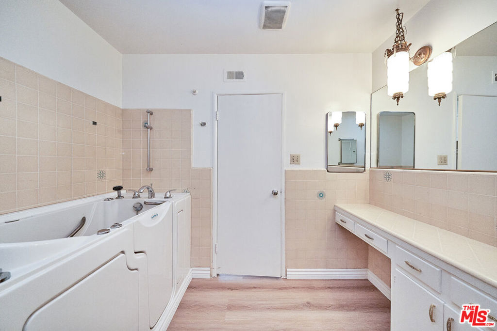 12129 Beverly Boulevard 3c Property Photo 35
