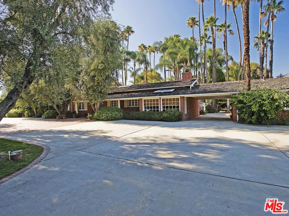 17545 Parthenia Street Property Photo