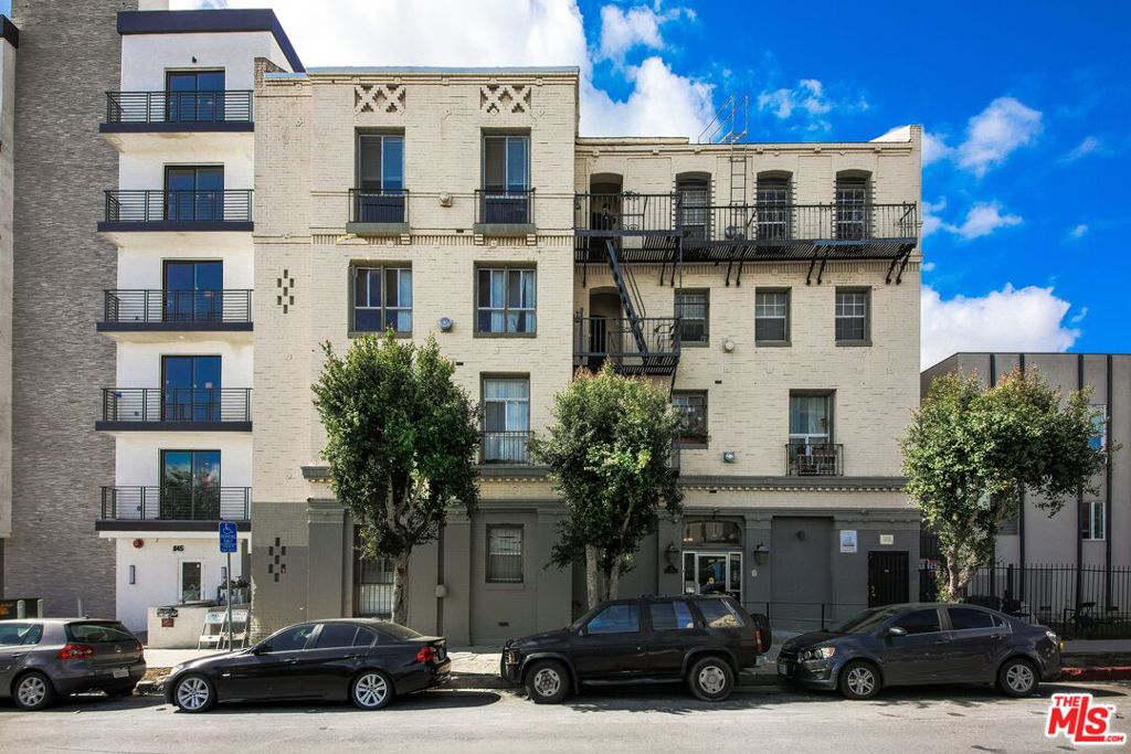 839 S St Andrews Place Property Photo