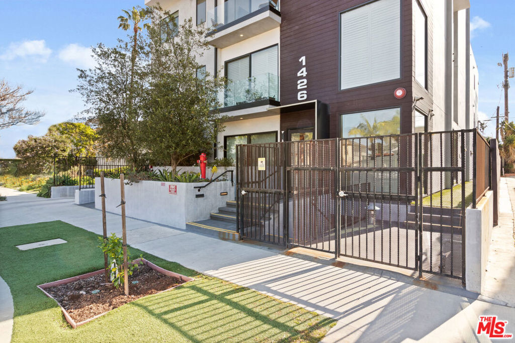 1426 S Hayworth Avenue 101 Property Photo