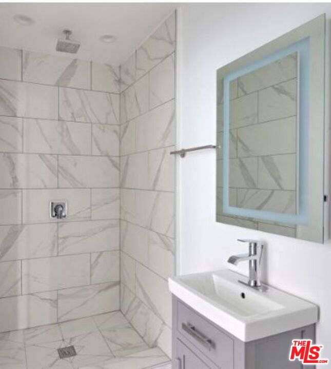 957 N Vendome Street Property Photo 6