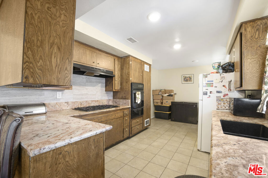 550 N Eucalyptus Avenue Property Photo 4