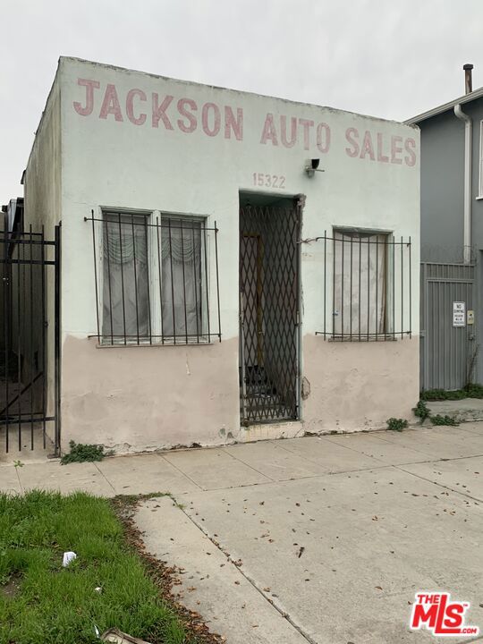 15322 S San Pedro Street Property Photo 3