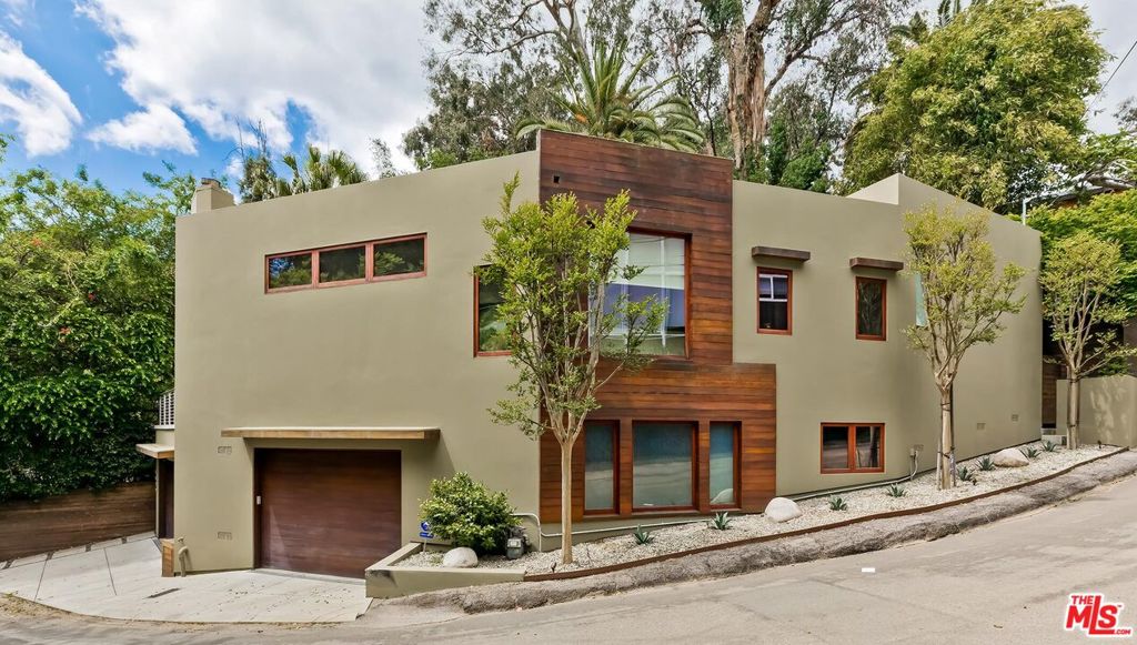 8129 Willow Glen Road Property Photo 1