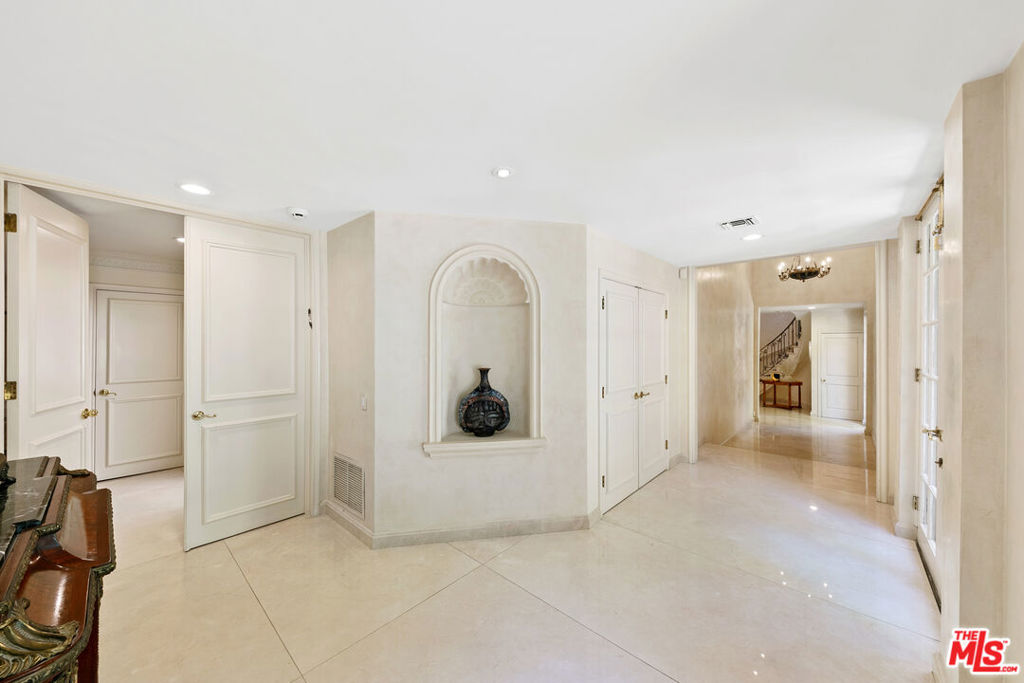 1118 San Ysidro Drive Property Photo 6