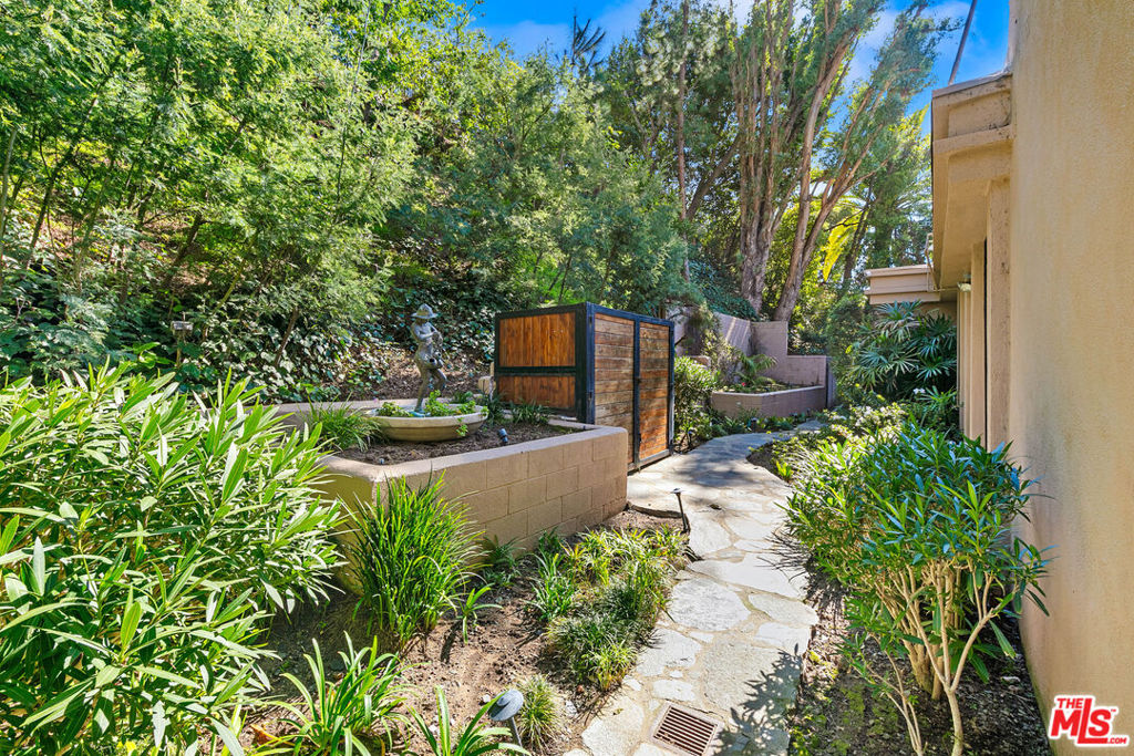 1118 San Ysidro Drive Property Photo 17