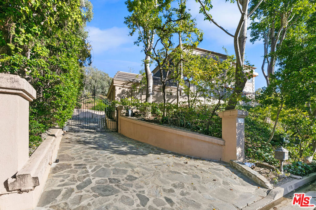 1118 San Ysidro Drive Property Photo 26