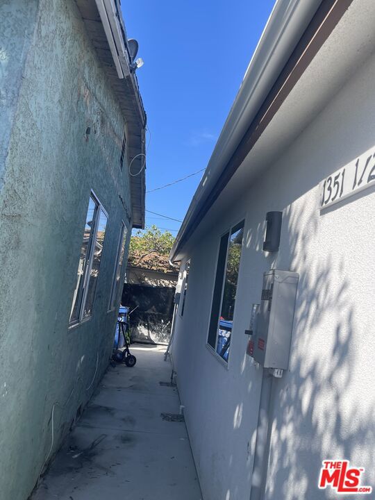 1353 E 41st Place Property Photo 2