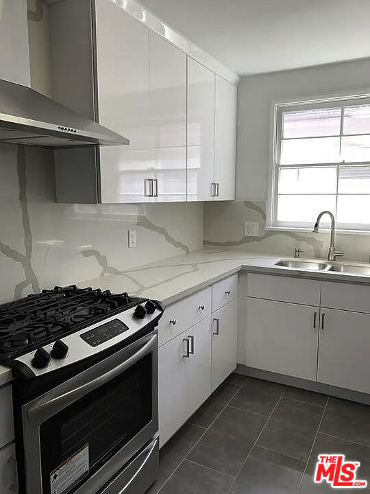 1124 Glenville Drive Property Photo 4