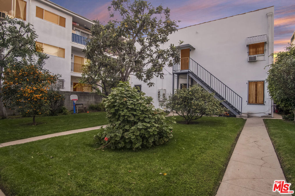 448 N Hayworth Avenue Property Photo 9
