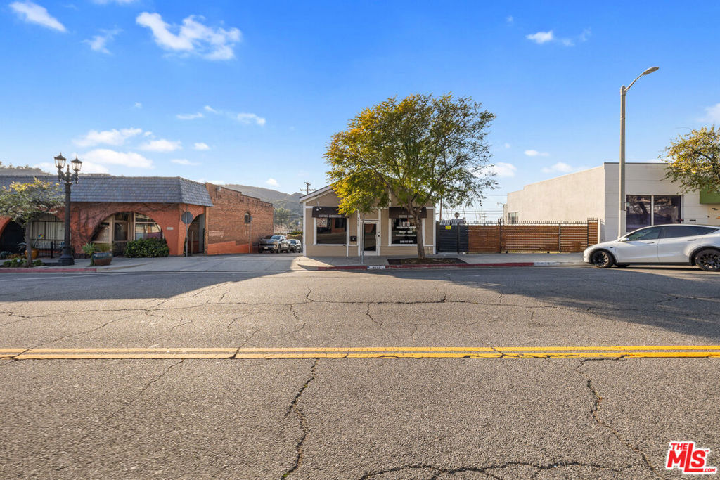 9937 Commerce Avenue Property Photo 2