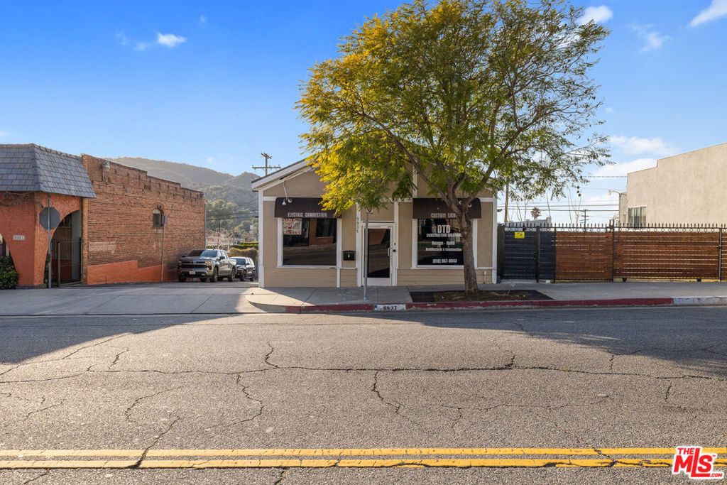 9937 Commerce Avenue Property Photo 3