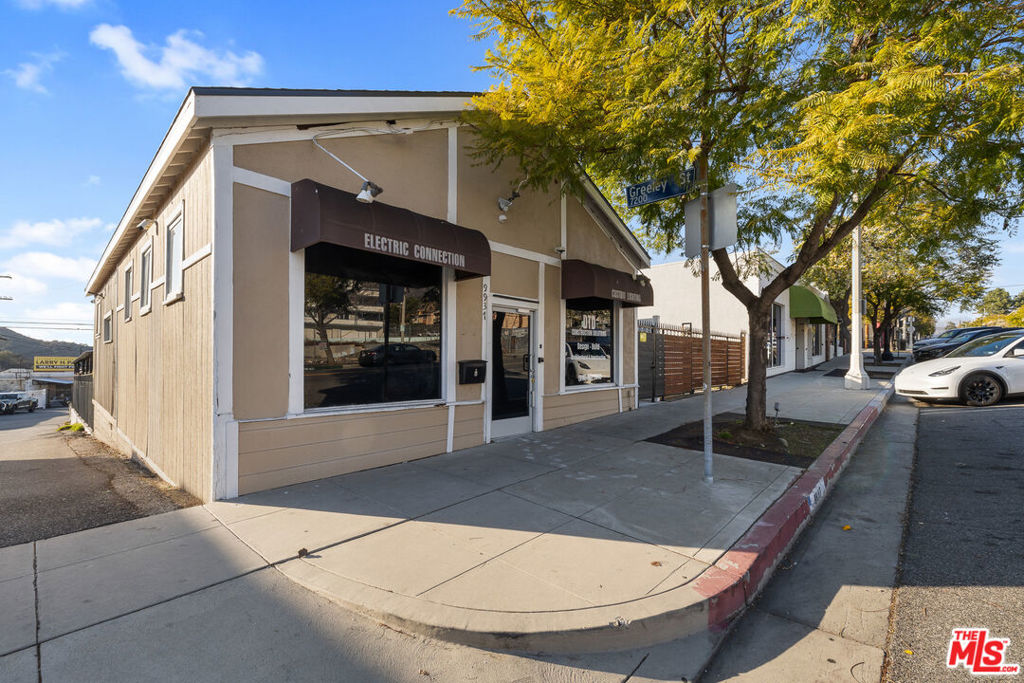 9937 Commerce Avenue Property Photo 5
