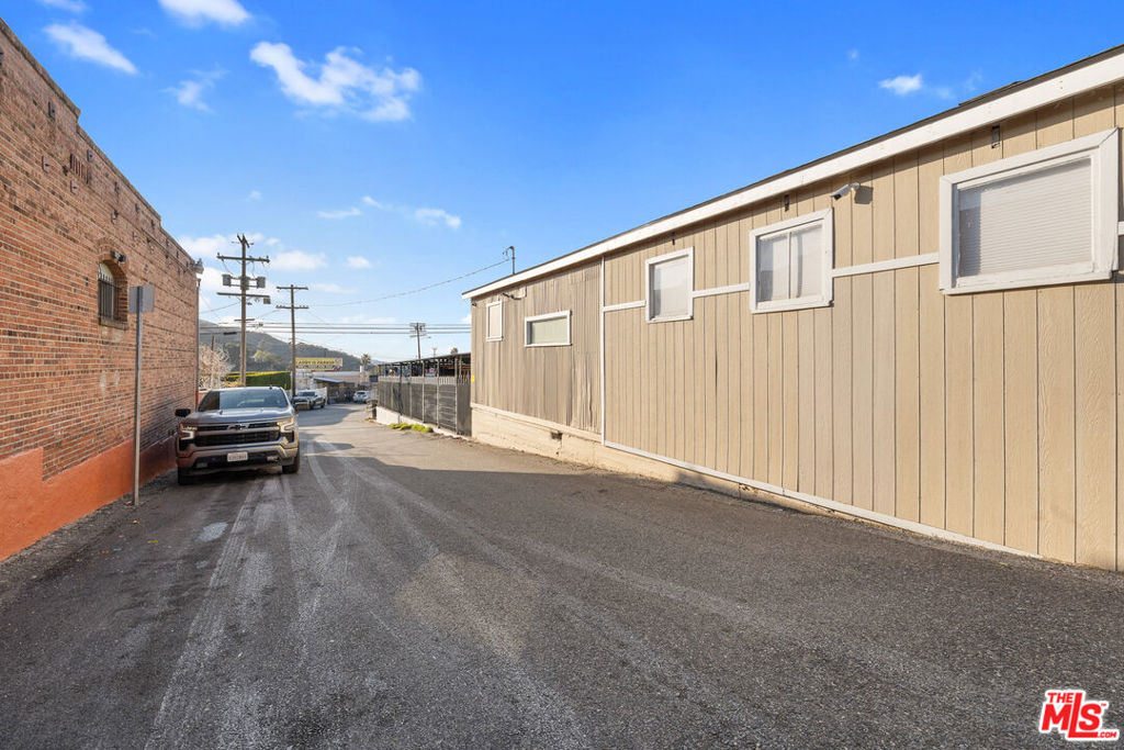 9937 Commerce Avenue Property Photo 6