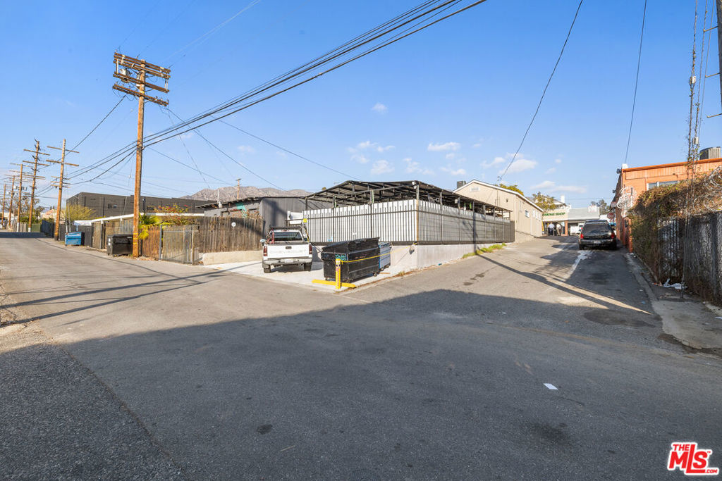 9937 Commerce Avenue Property Photo 7