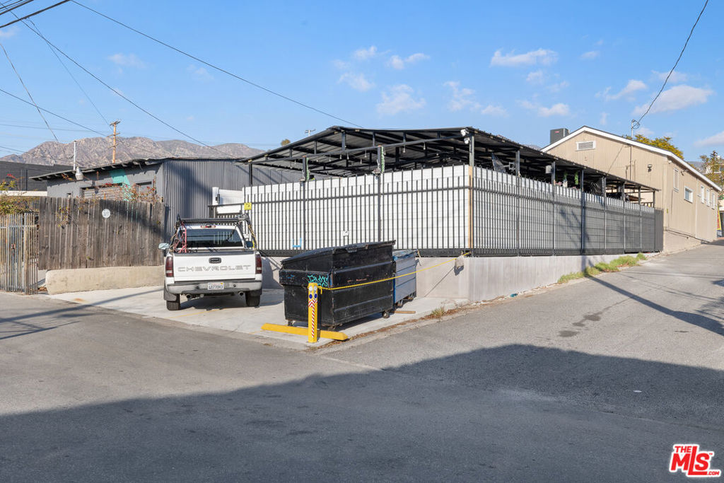 9937 Commerce Avenue Property Photo 8