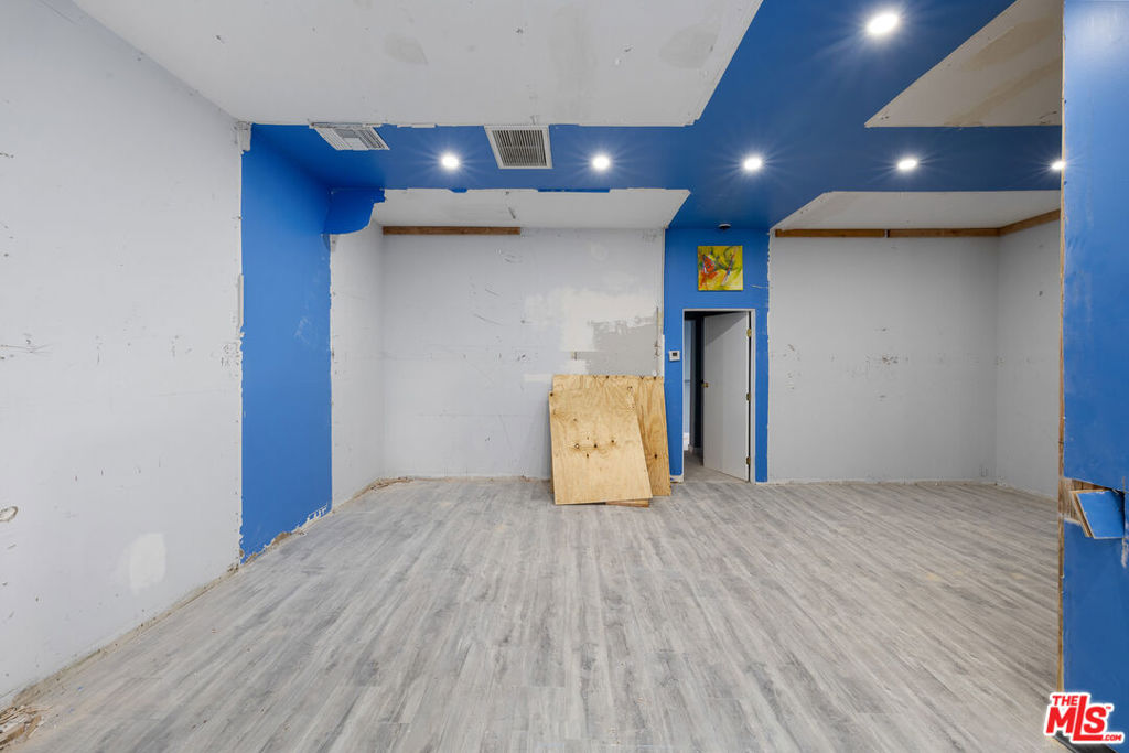 9937 Commerce Avenue Property Photo 14