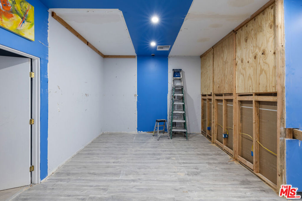 9937 Commerce Avenue Property Photo 15