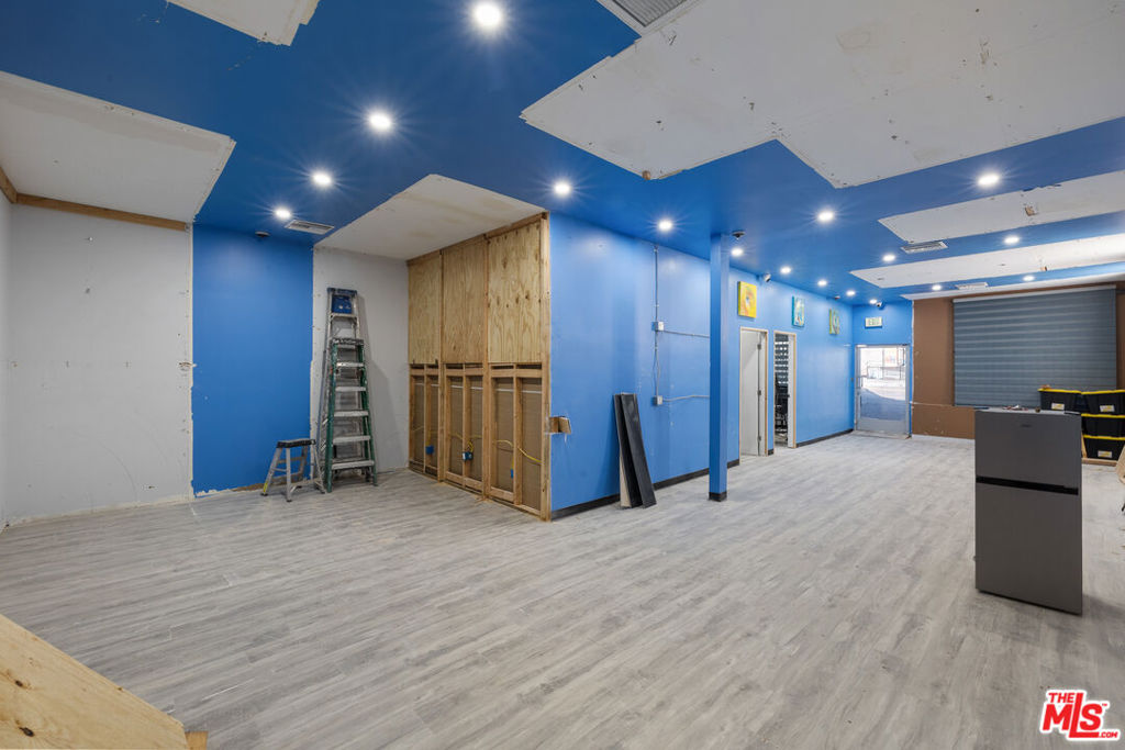 9937 Commerce Avenue Property Photo 18