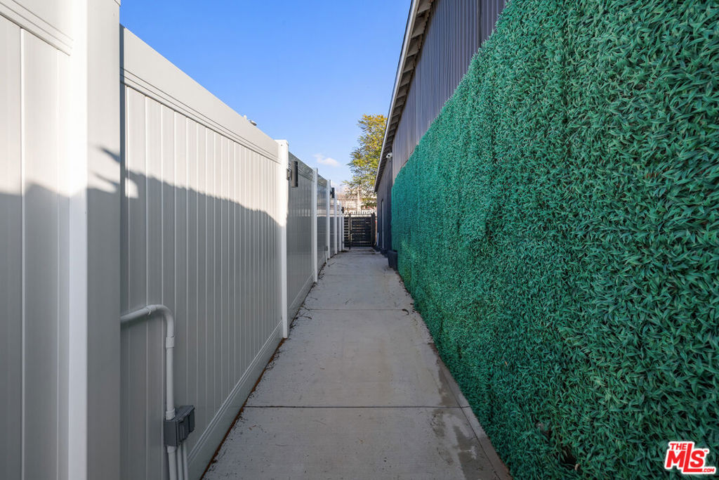 9937 Commerce Avenue Property Photo 22