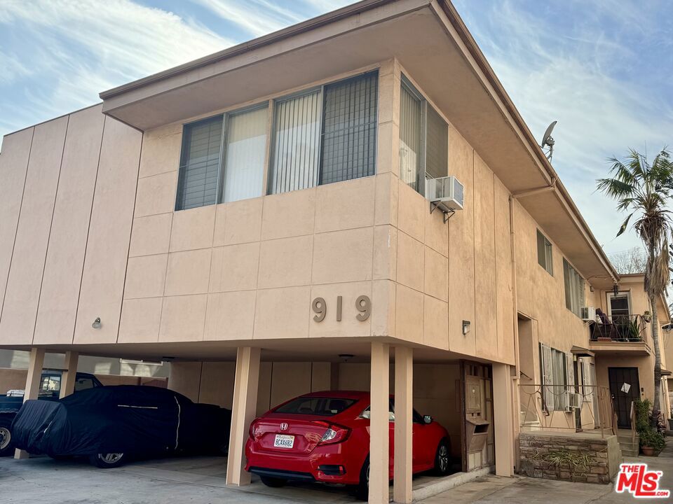 919 S Sherbourne Drive Property Photo