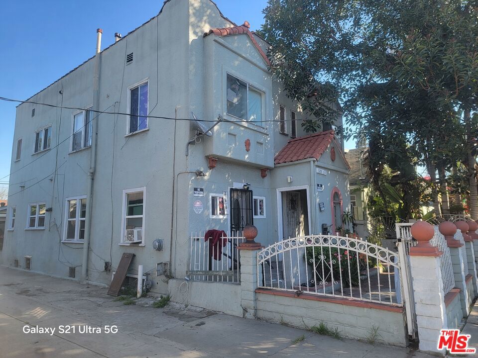 327 W 58th Street Property Photo 1