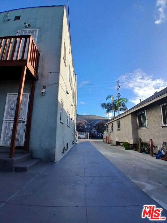 327 W 58th Street Property Photo 3