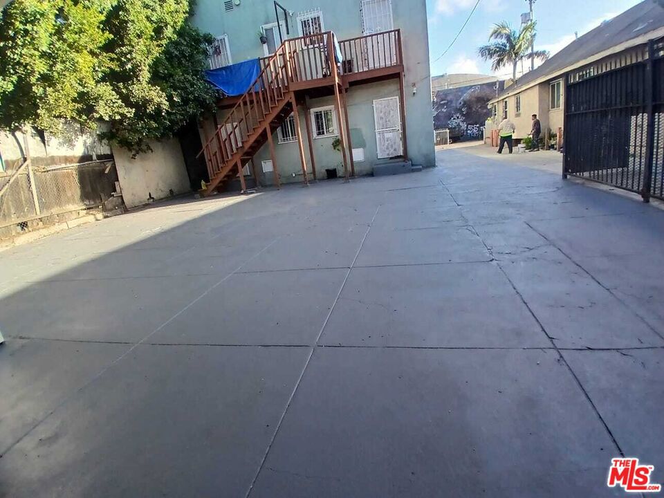 327 W 58th Street Property Photo 4